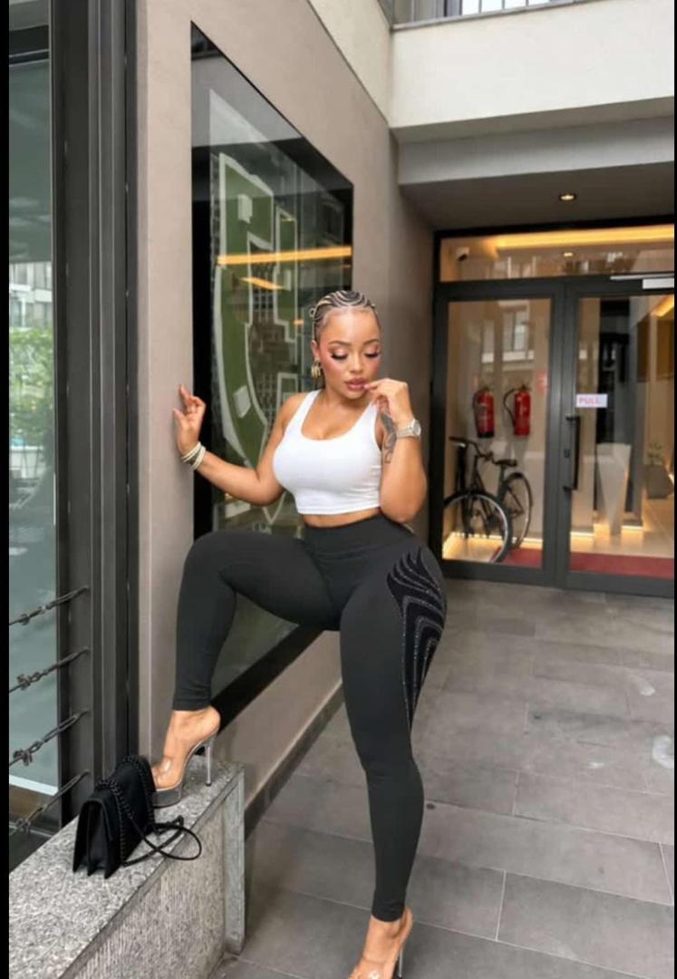 Black high-waisted ankle-length leggings with curved patterned side detailing